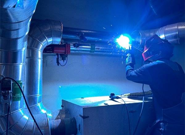 VVS tekniker som svetsar