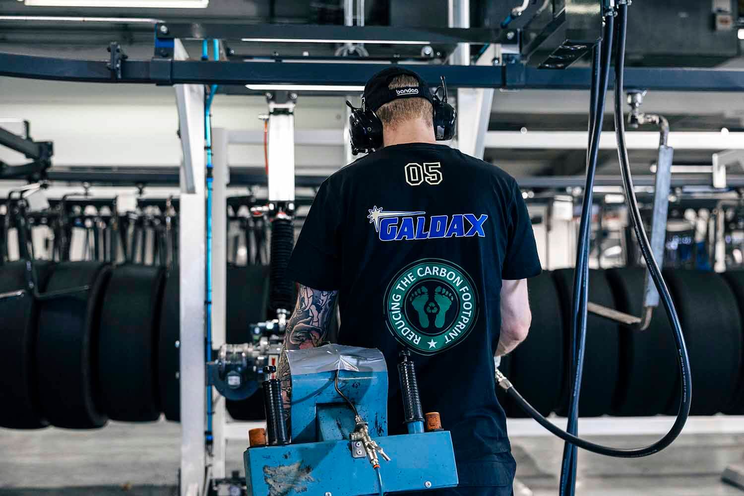 Regummerade lastbilsdäck lika bra som nya däck hos Galdax